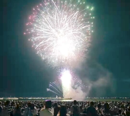 Mai Hanabi Lights Up the Osaka Coastline Mai Hanabi Lights Up the Osaka Coastline