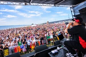 RED SPIDER performs before a large crowd at ZUMZUM KITCHENCAR FES in Osaka.